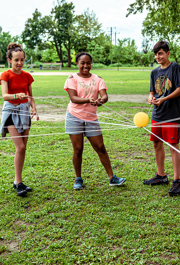 jeunes participant à une activité d'équipe