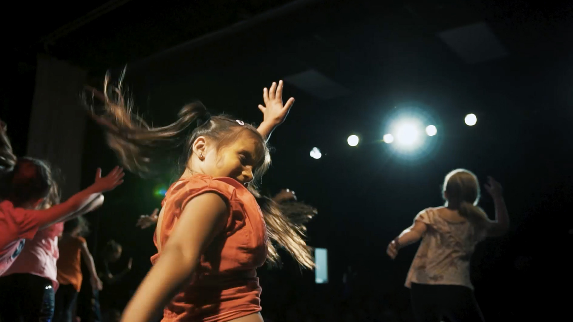 jeunes en spectacle sur scène