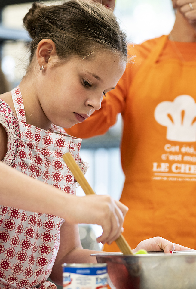 jeune fille en train de cusiner