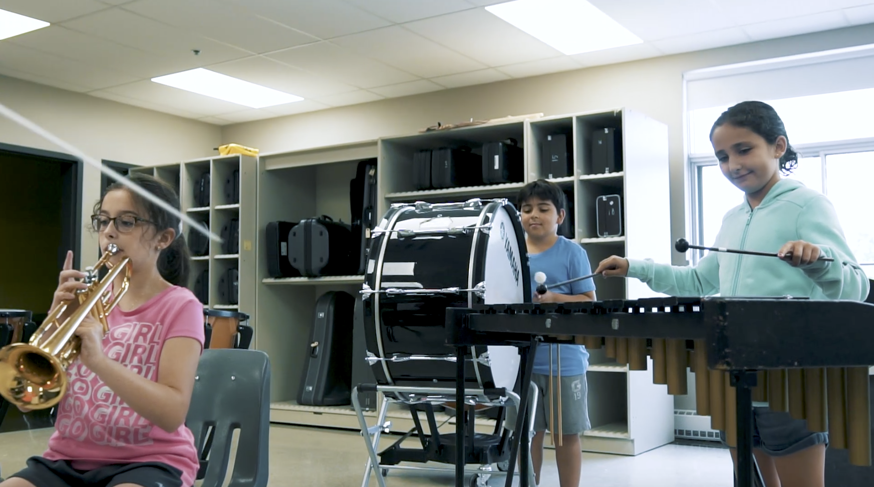 jeunes qui jouent de la musique