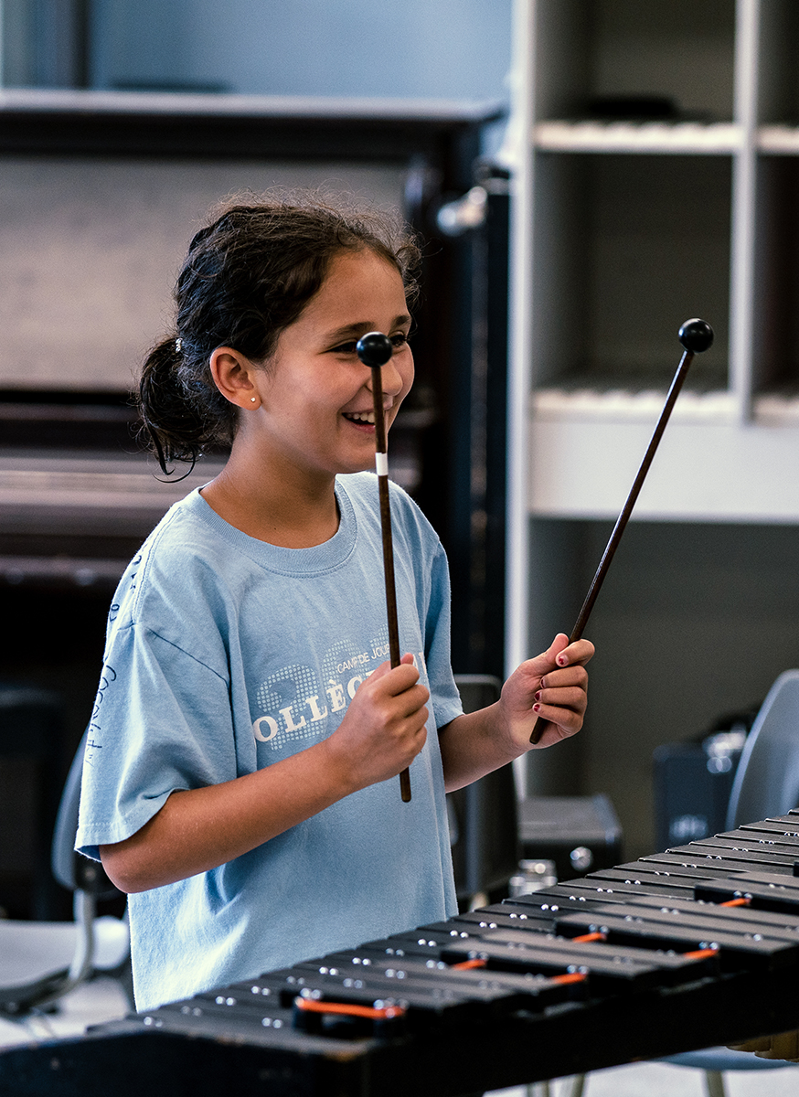 enfant jouant de la musique