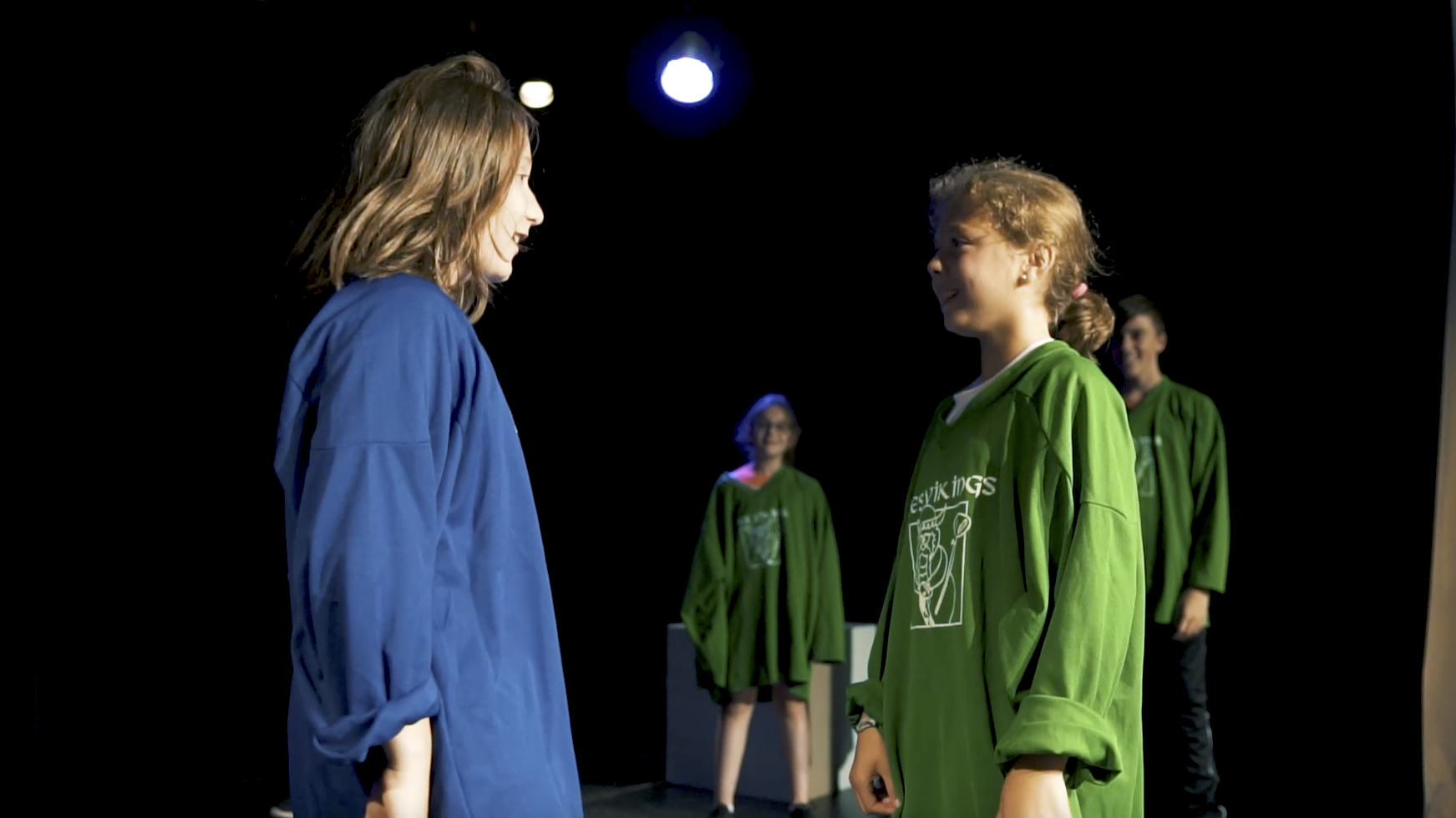 Enfants improvisent sur scène