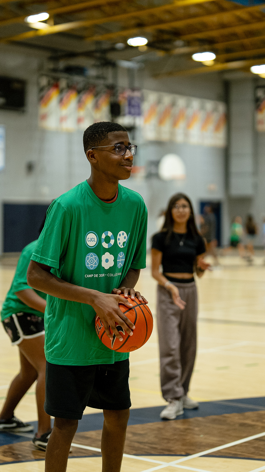 Enfant qui lance un ballon de basket