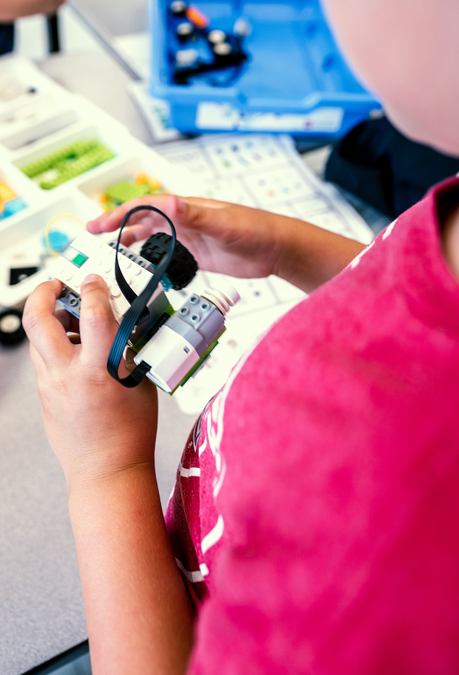 Enfant qui construit un robot