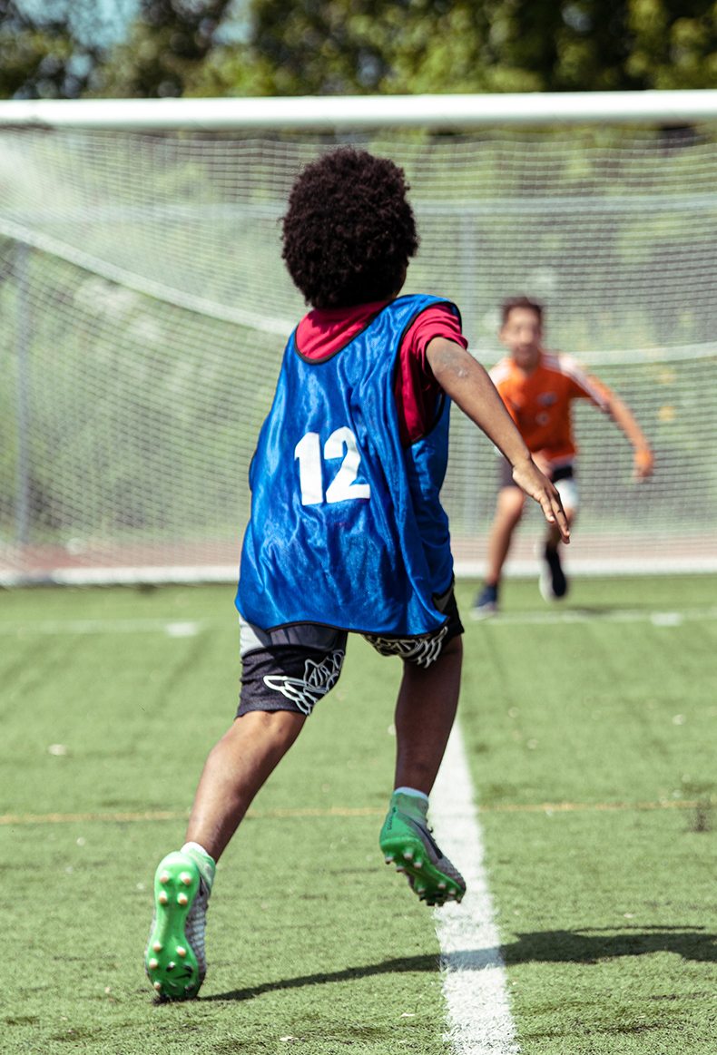 Enfant en train de faire du saut en hauteur