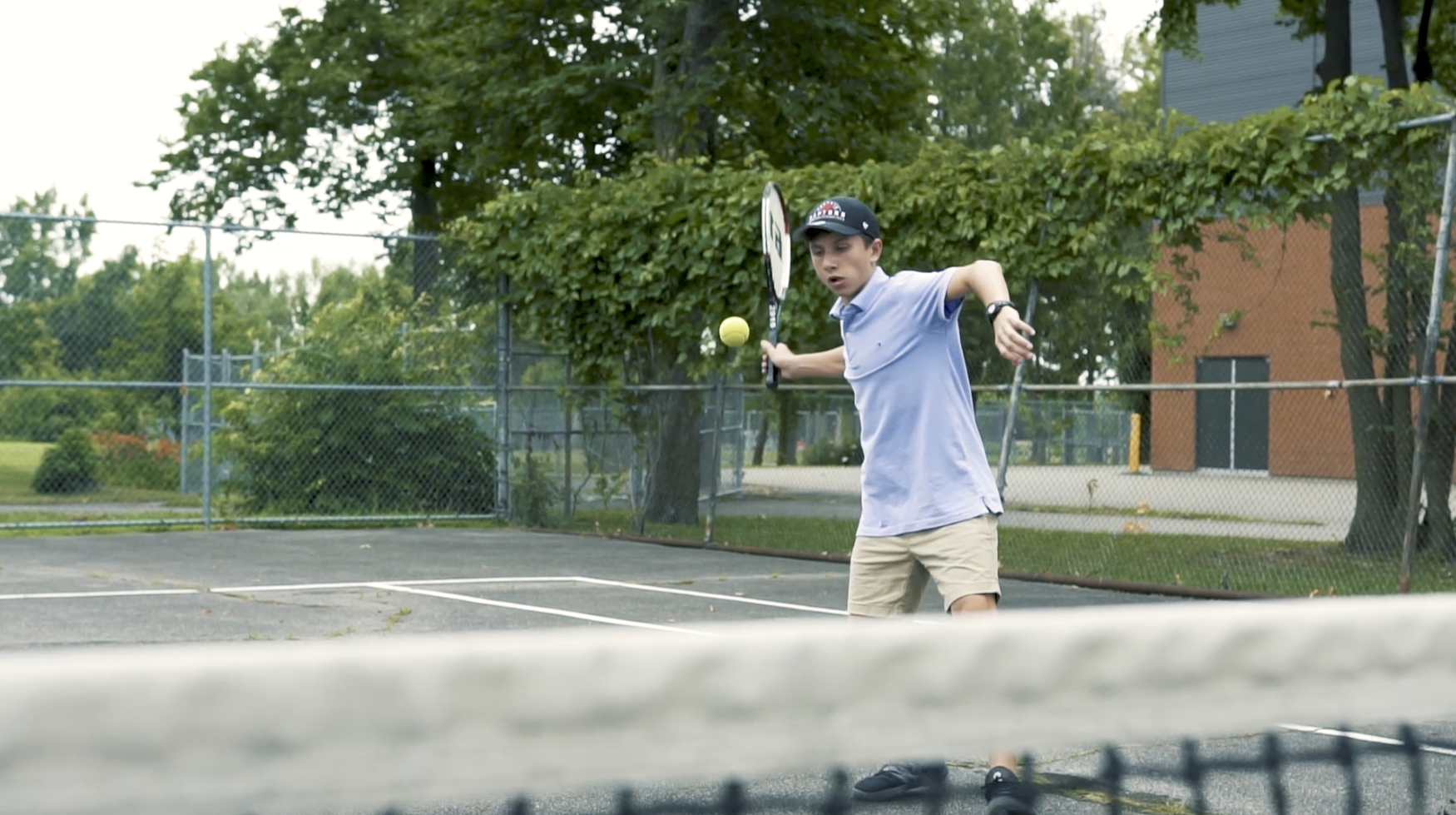 Garçon qui joue au tennis