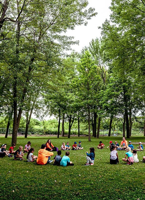 groupe de jeunes et moniteurs assis dans l'herbe