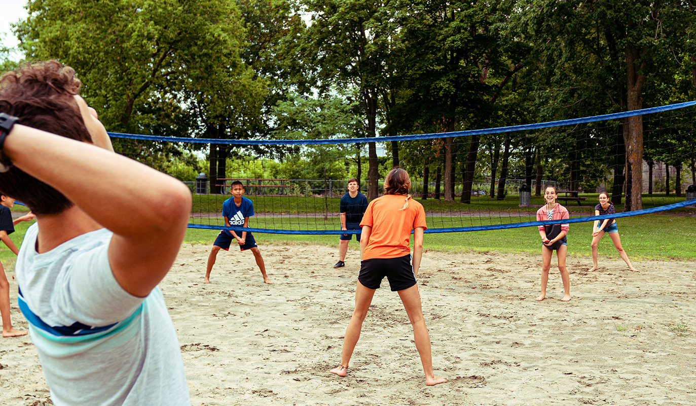 jeunes en train de jouer au volleyball