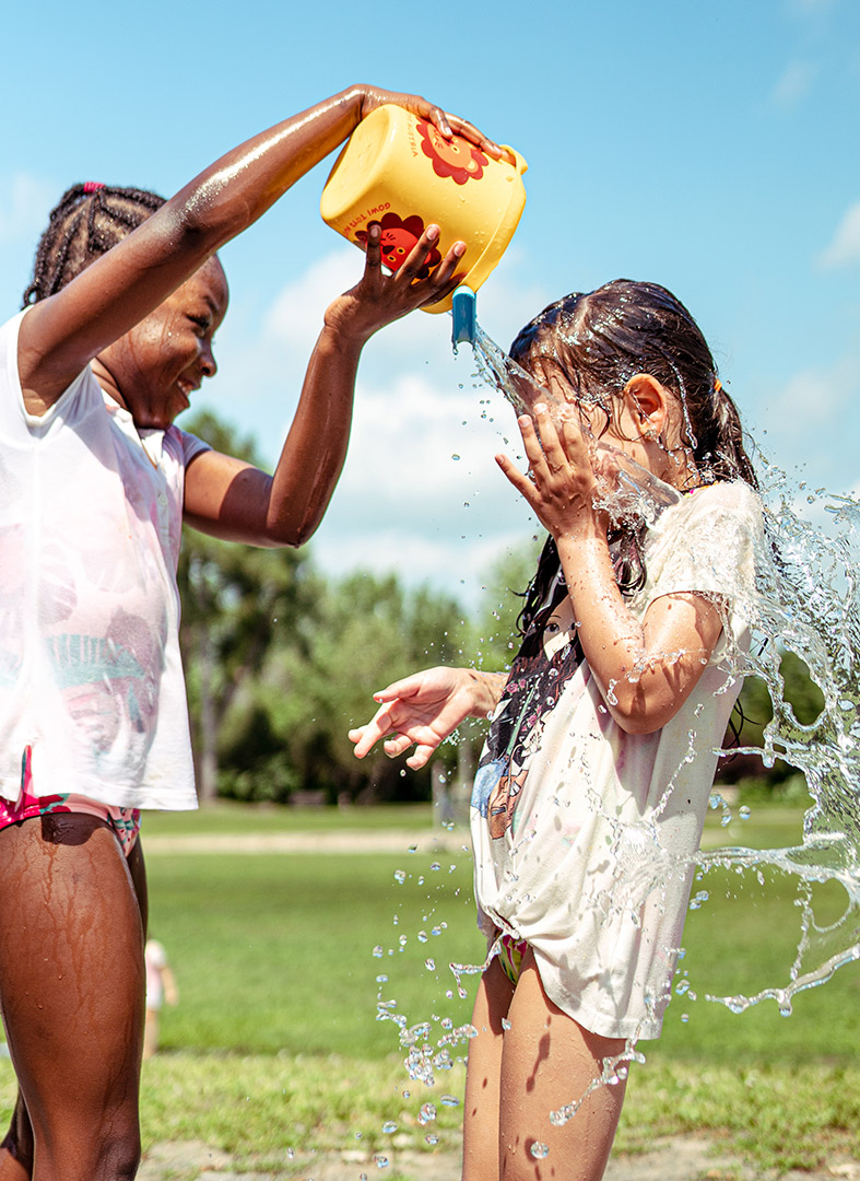 deux jeunes filles s'amusant avec des jeux d'eau