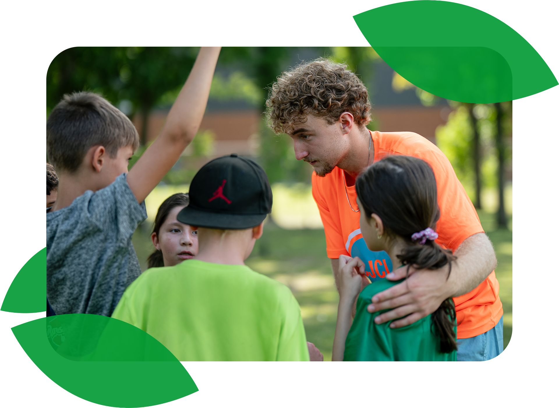 Un animateur avec des campeurs