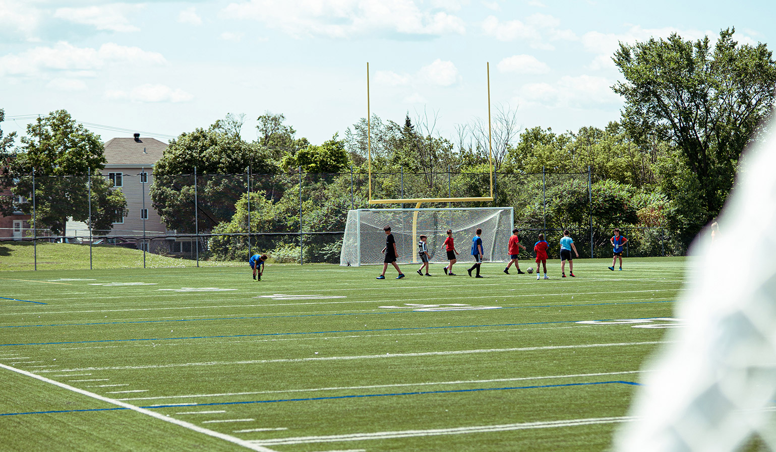 Groupe sur un terrain de soccer synthétique extérieur