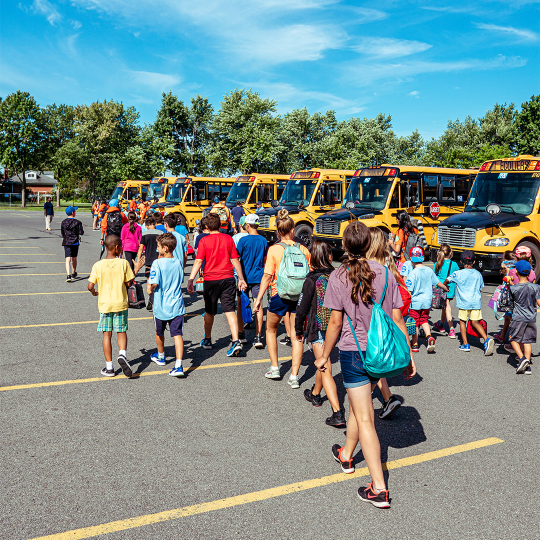 jeunes en route vers une sortie en autobus scolaire