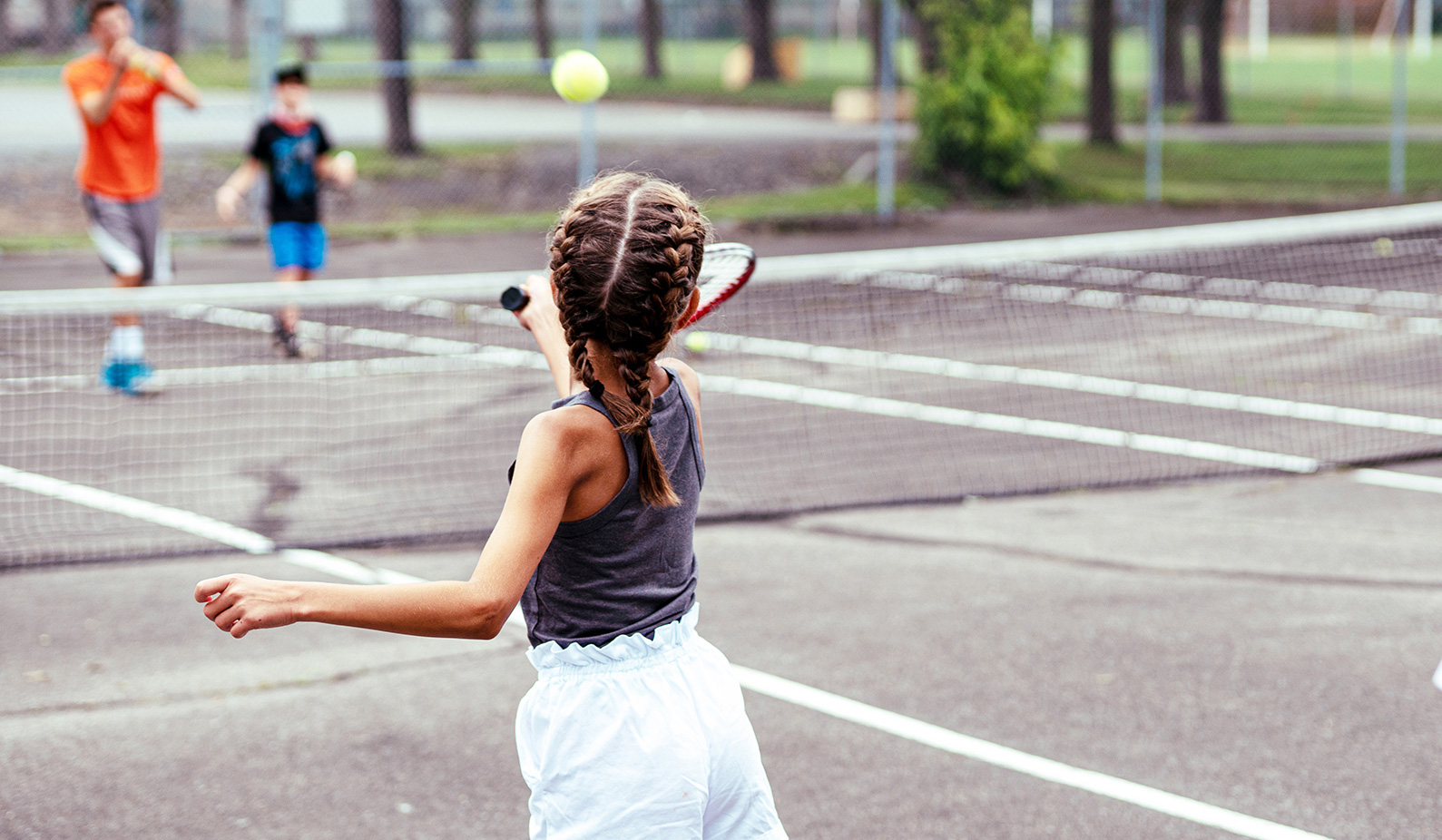 Jeunes fille jouant au tennis